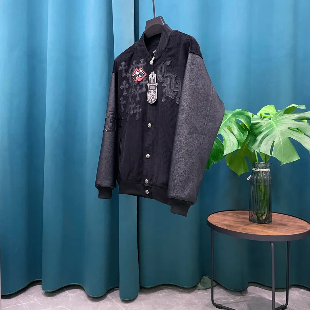 🅿️440 CH➡️Cro Xin 2024ss runway style baseball jacket. I ordered the original model and it took a month to finally ship. I love it so much. The upper body is really cool. A Douyin blogger said that this year's new jacket will become a future trend. If you look through street photos, you will find that celebrities regard it as a collectible jacket, a must-have item for men and women who want light luxury for commuting. Developing the highest version on the entire network, it took 1 month to customize and the cost was extremely high. The German imported flat-machine made custom-woven wool jacquard threads, using the first layer of imported lambskin. The pleated texture is unparalleled. It is hand-cut and meticulously crafted. The stitching position is very technical. Whether the whole garment is good or not depends on this position. Top-notch workmanship and details can stand the test. A full set of customized accessories, the letters are clear and perfectly restored without any difference. High-end atmosphere and full grade! The entire dress is exclusively customized with heavy craftsmanship. The towel patch embroidery is perfectly combined with craft embroidery and precise stitching! Absolute craftsmanship quality!